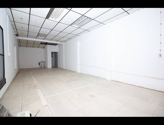 110M² BUSINESS TO LET IN CROFTDENE